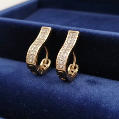 Simply Stunning: The Perfect Minimalist Earring