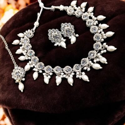 SILVER PEARL KUNDAN NECKLACE WITH  TIKKA